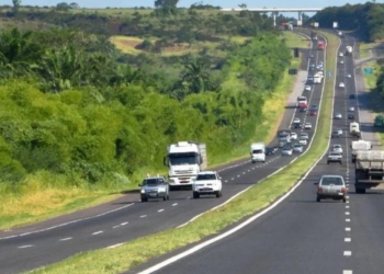 Idoso fica ferido após carro capotar na BR-324