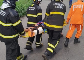 Caminhoneiro fica preso em acidente em Simões Filho e é resgatado com vida