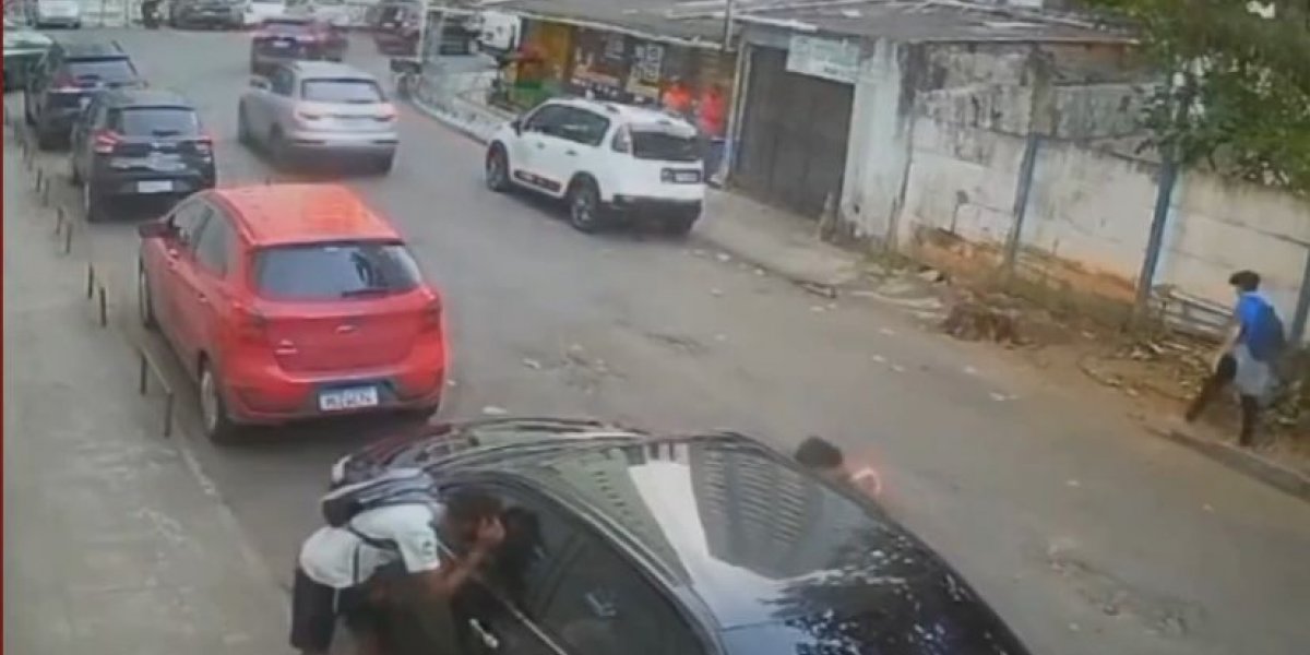 Homem é flagrado quebrando vidro de carro para roubar mochila