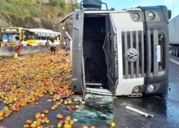 Caminhão de frutas tomba na BR-324 nesta quinta-feira (26)