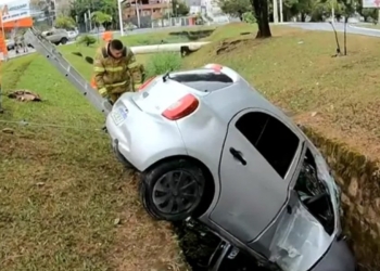 Carro cai em córrego na Av. Garibaldi e motorista fica preso no veículo