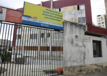 Famílias retornam para prédio abalado por chuvas no Politeama