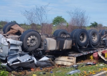Adolescente morre após caminhão carregado de manga tombar na BA-161