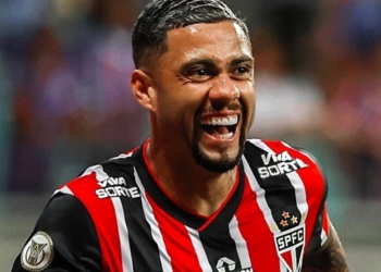 Vitória avança na contratação de atacante do São Paulo