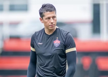 “Maior título do Vitória nos últimos anos” diz Thiago Carpini após permanência do leão na série A