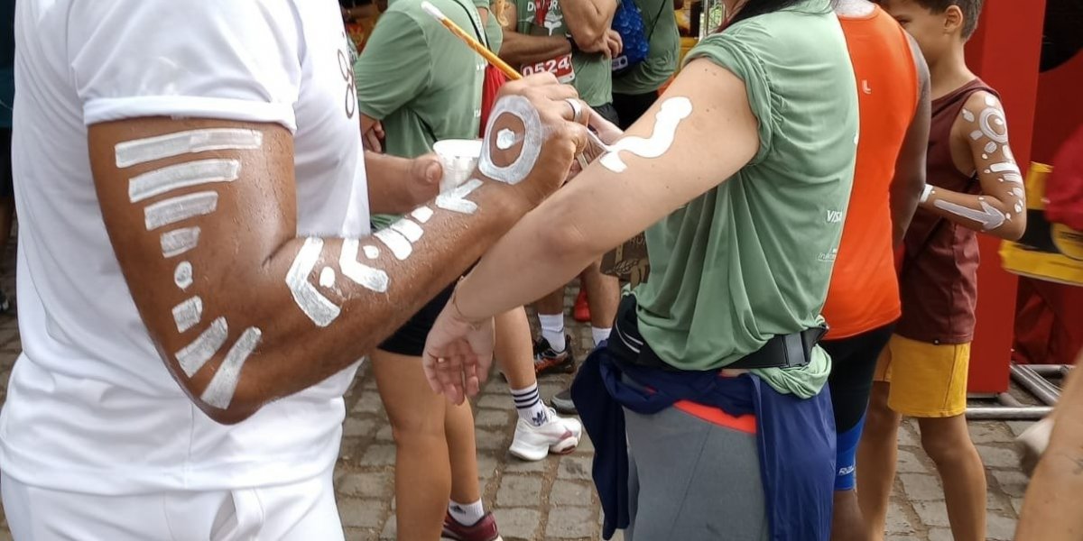 Polícia prende homem que cobrou R$ 250 por pintura corporal de turistas na Barra