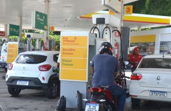 Gasolina chega quase R$7 nos postos de Salvador