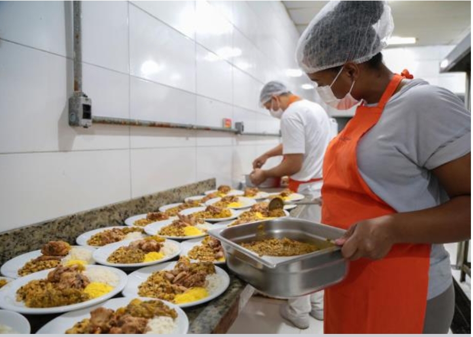 Restaurantes Populares Vida Nova celebram Páscoa com almoço especial nesta quinta (17)