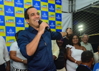 Prefeitura entrega novo campo com grama sintética e praça requalificada em Plataforma