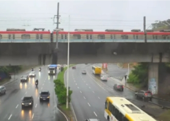 Falha no metrô obriga passageiros a caminhar pelos trilhos no Arraial do Retiro