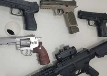 PM apreende réplicas de fuzil, pistolas e revólver no IAPI