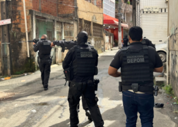 Polícia deflagra operação para remover barricadas de grupos criminosos em Tancredo Neves
