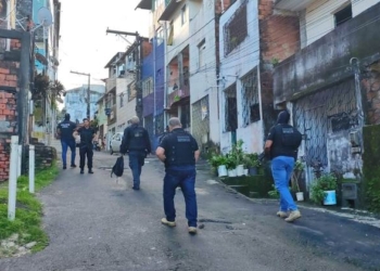 Homens são presos por tráfico e posse ilegal de arma de fogo de uso restrito na Engomadeira