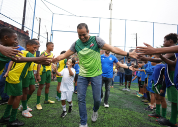 Prefeitura entrega campo e geomanta no bairro de Sete de Abril