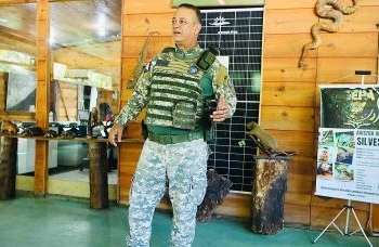 GCM retira jiboia de árvore no Cabula