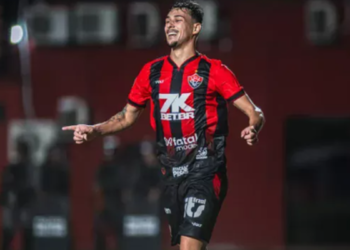 Lateral do Vitória é absolvido e fica livre para atuar no Brasileirão