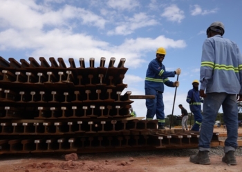Trilhos do VLT chegam a Salvador para trecho entre Paripe e Águas Claras