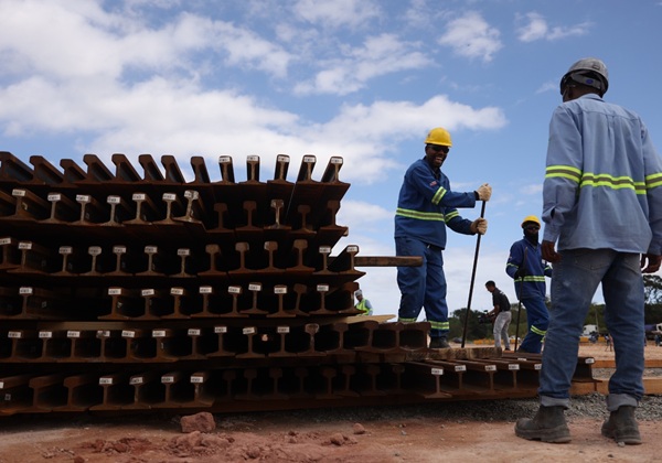 Trilhos do VLT chegam a Salvador para trecho entre Paripe e Águas Claras
