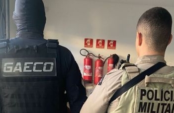 Suspeitos fecham rua e executam homem com vários tiros em Salvador