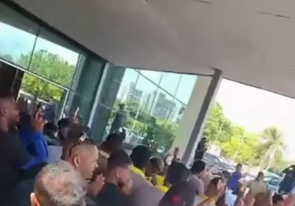 Empresas de internet realizam protesto na SSP após triplo homicídio de funcionários em Salvador