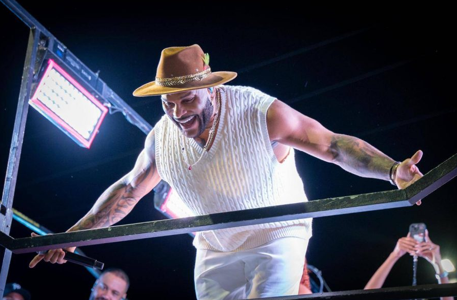 Tony Salles lota praça em Periperi, arrasta multidão e consagra “Panamera” em show de aniversário