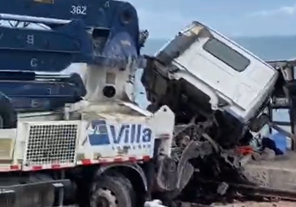 Caminhão perde o controle e invade canteiro de obras do VLT