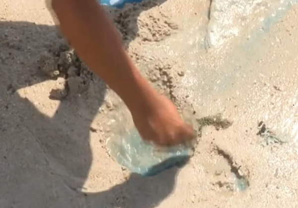 Moradores denunciam mancha e possível contaminação em praia de Salvador