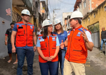 Vice-prefeita de Salvador acompanha famílias após desabamento em Pirajá