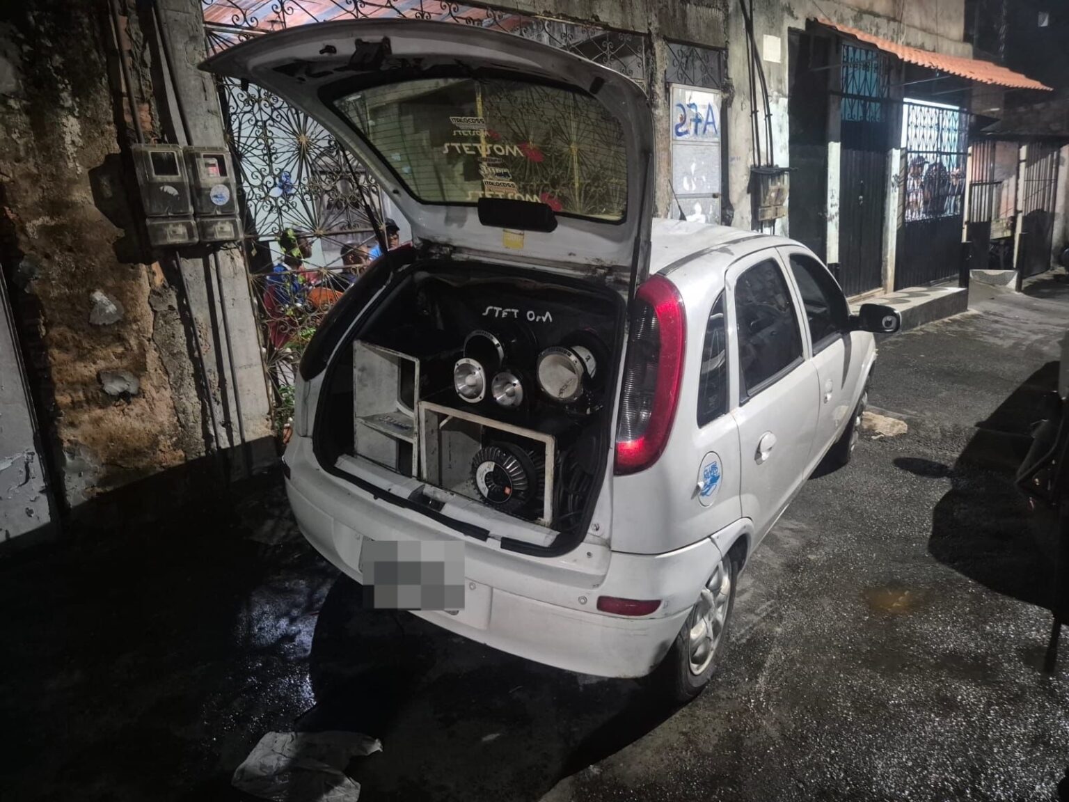 PM apreende equipamento de som tipo paredão em Periperi