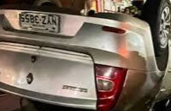 Motorista é preso após derrubar poste, atropelar ciclista e capotar carro