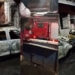 Incêndio destrói dois carros e atinge imóvel em bairro de Salvador