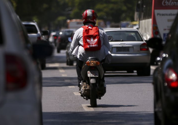 Motociclista fica ferido após cair na Ligação Lobato-Pirajá