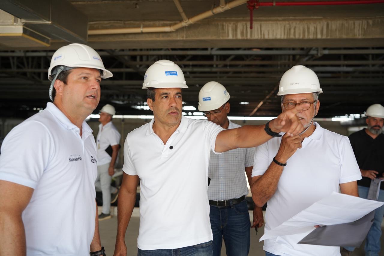 Prefeito vistoria construção da Arena Multiuso Antônio Balbino na Boca do Rio; obras estão 80% concluídas